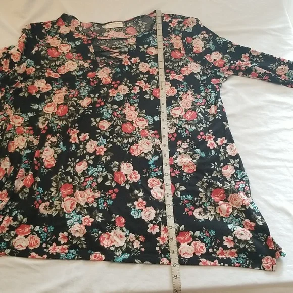 ❤️$6 Sale!❤️ Black Floral Tunic Top - Picture 5 of 7